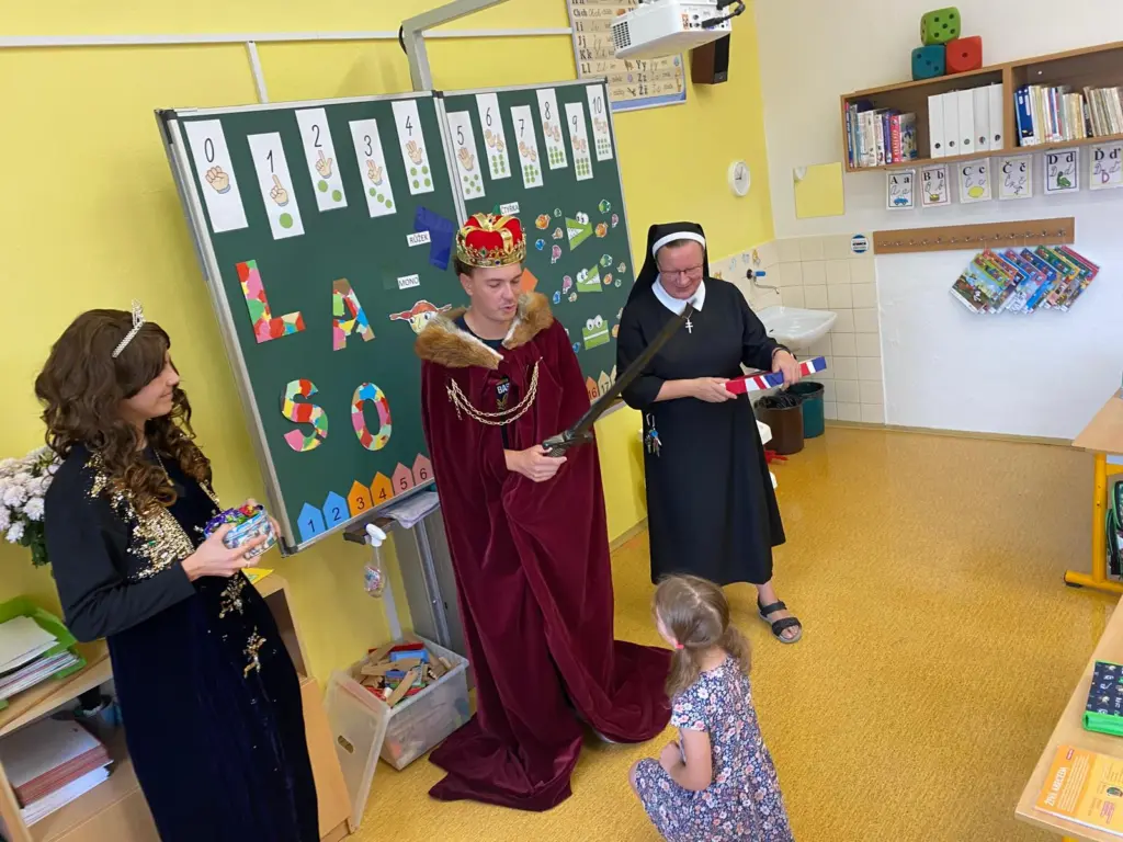 Královská návštěva ve škole: Prvňáčci byli slavnostně pasováni na žáčky angličtiny